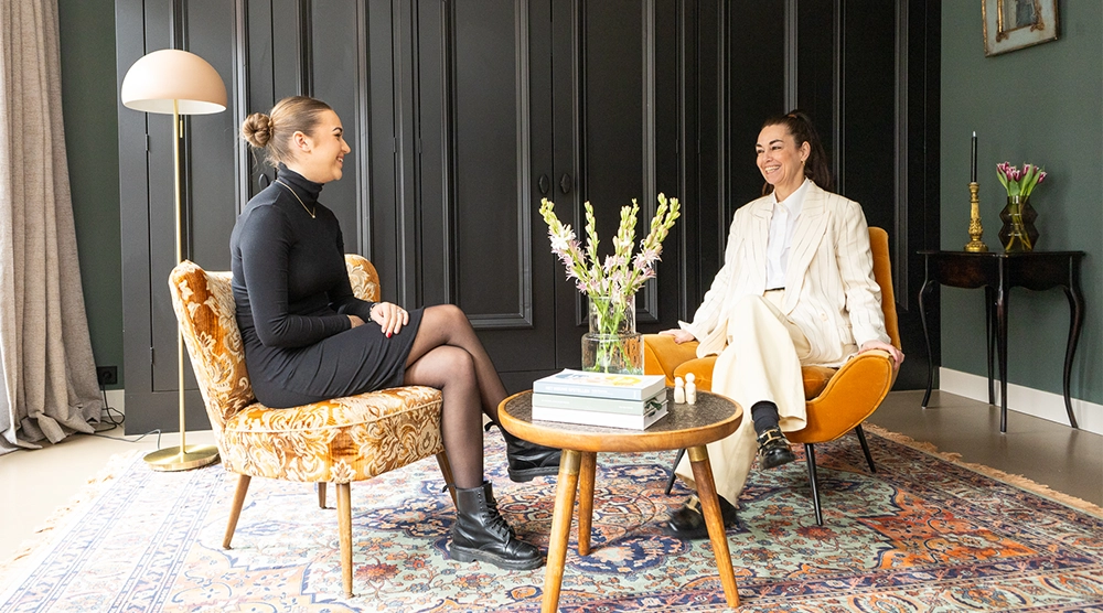 Coach verlies noord eenzaamheid Fotografie van de binnenkant van de praktijk waar Coach Ingrid met een jonge vrouw praat